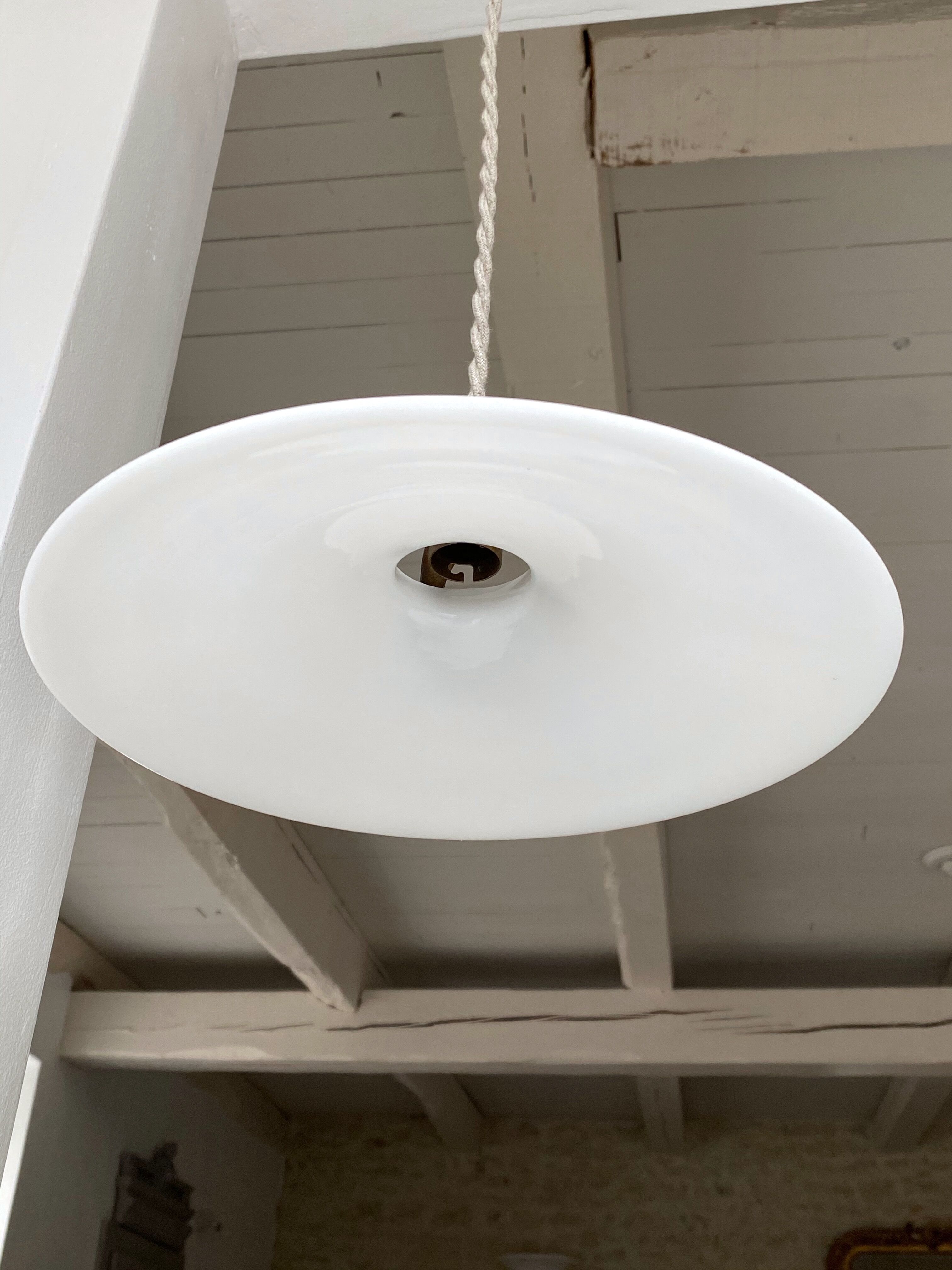 White opaline suspension