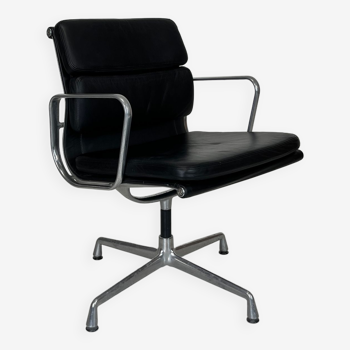 Office armchair by Charles and Ray Eames for vitra