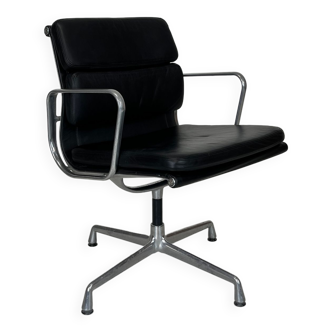 Office armchair by Charles and Ray Eames for vitra