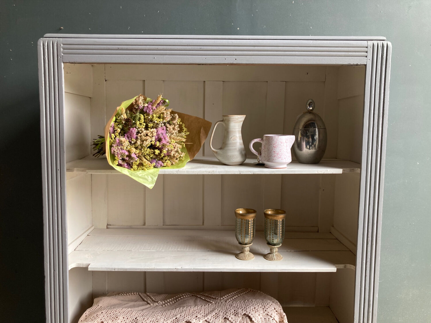 Armoire parisienne étagères