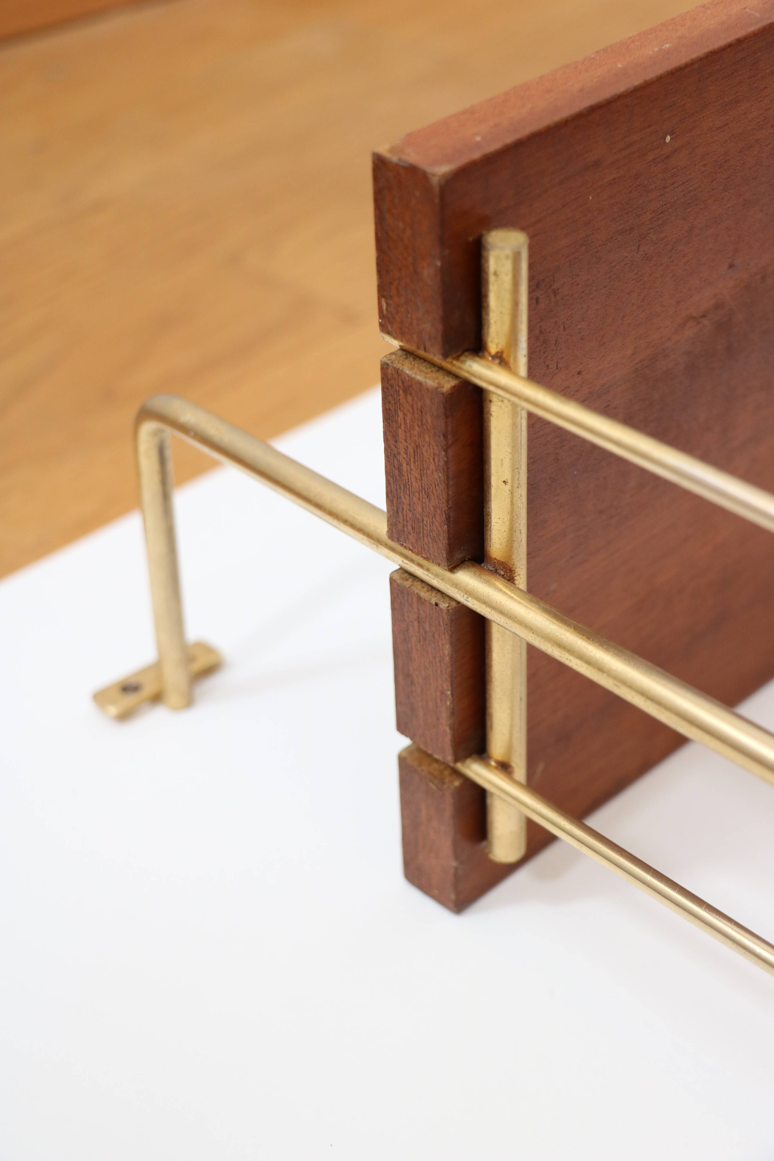 String shelf in teak and gold metal