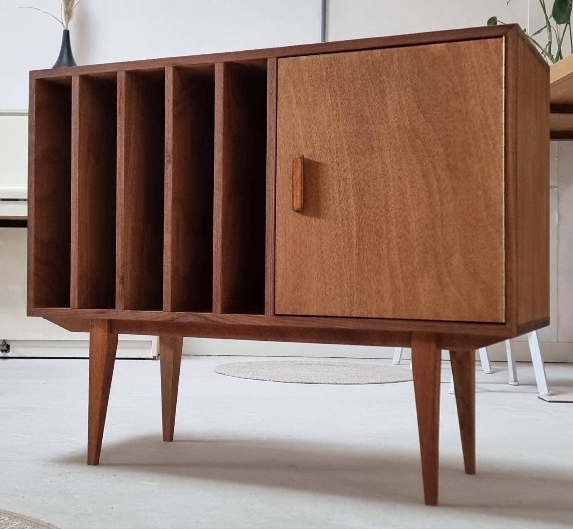 Vidar record cabinet
