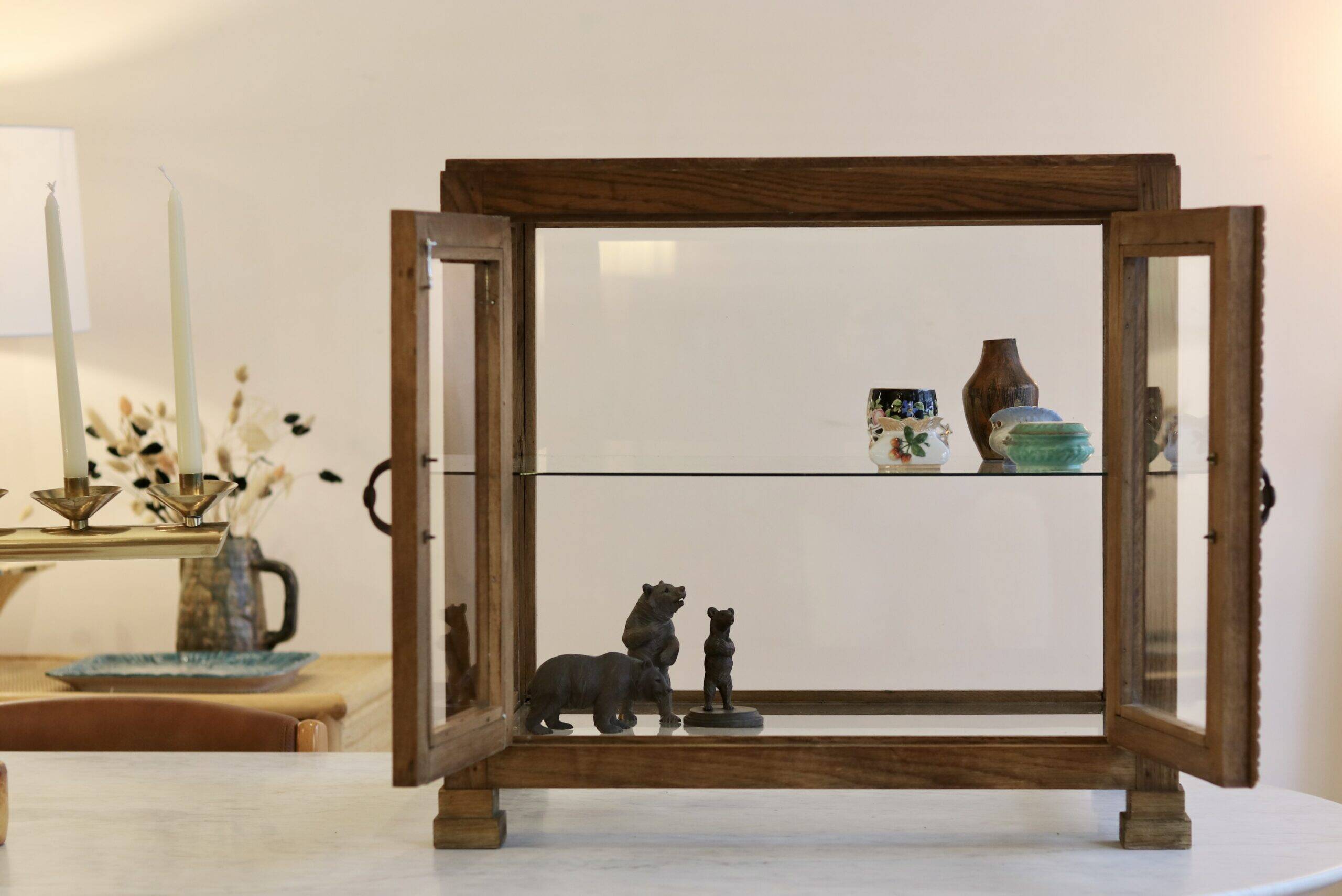 Art Deco table display cabinet in oak, fully glazed with a glass shelf.