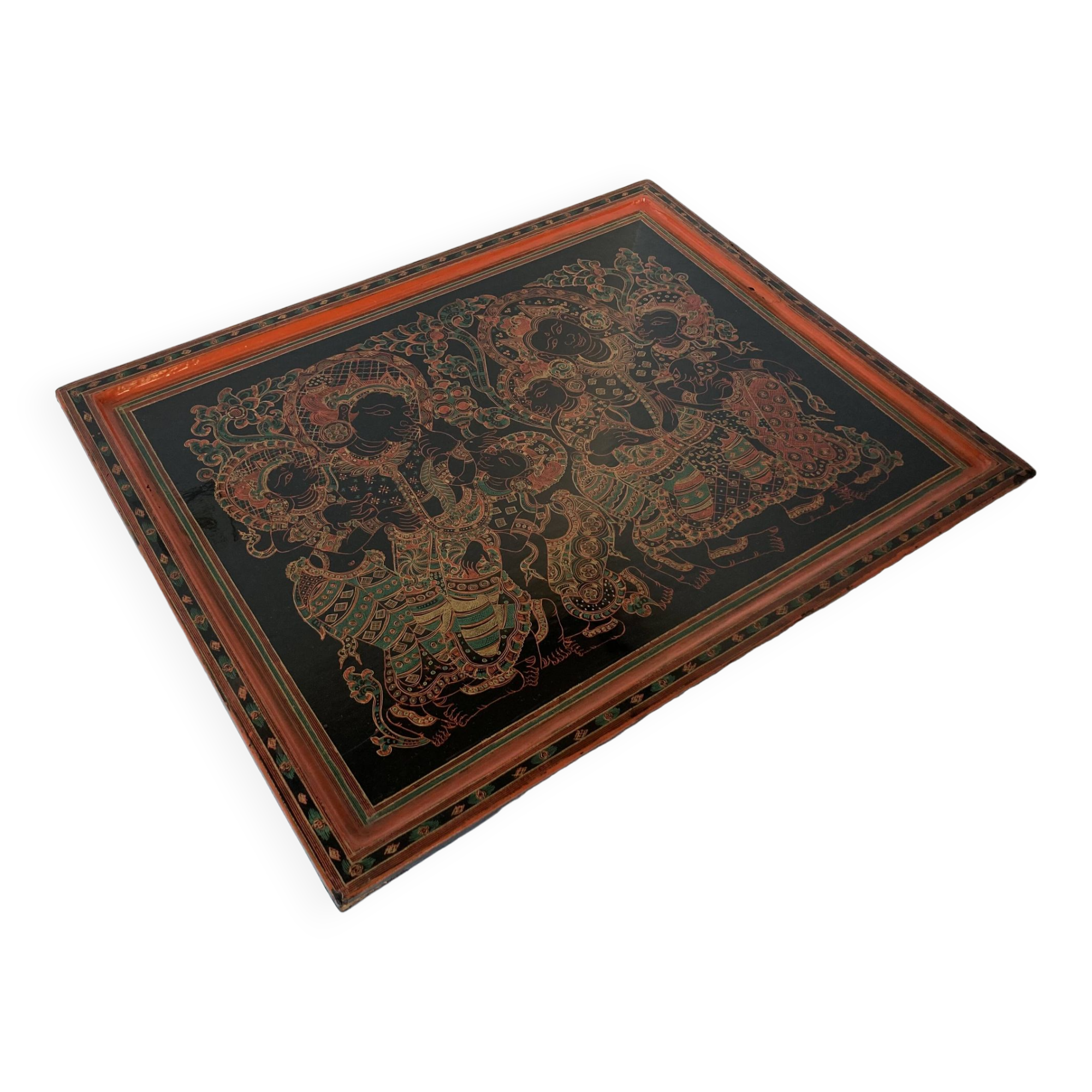 Grand plateau rectangulaire en bois laqué et gravé à décor de personnages. Birmanie, vers 1970.