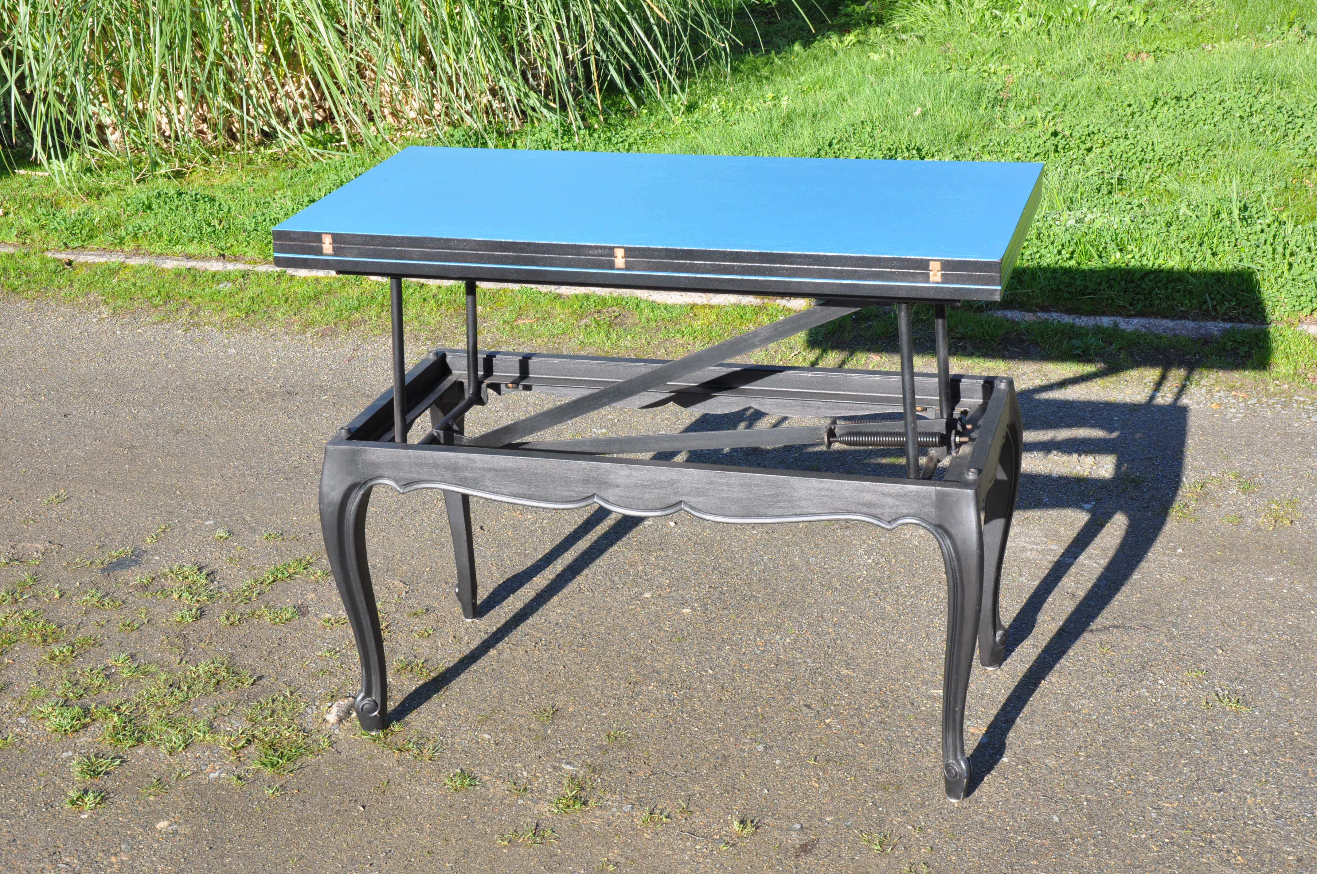 Lift-up coffee table