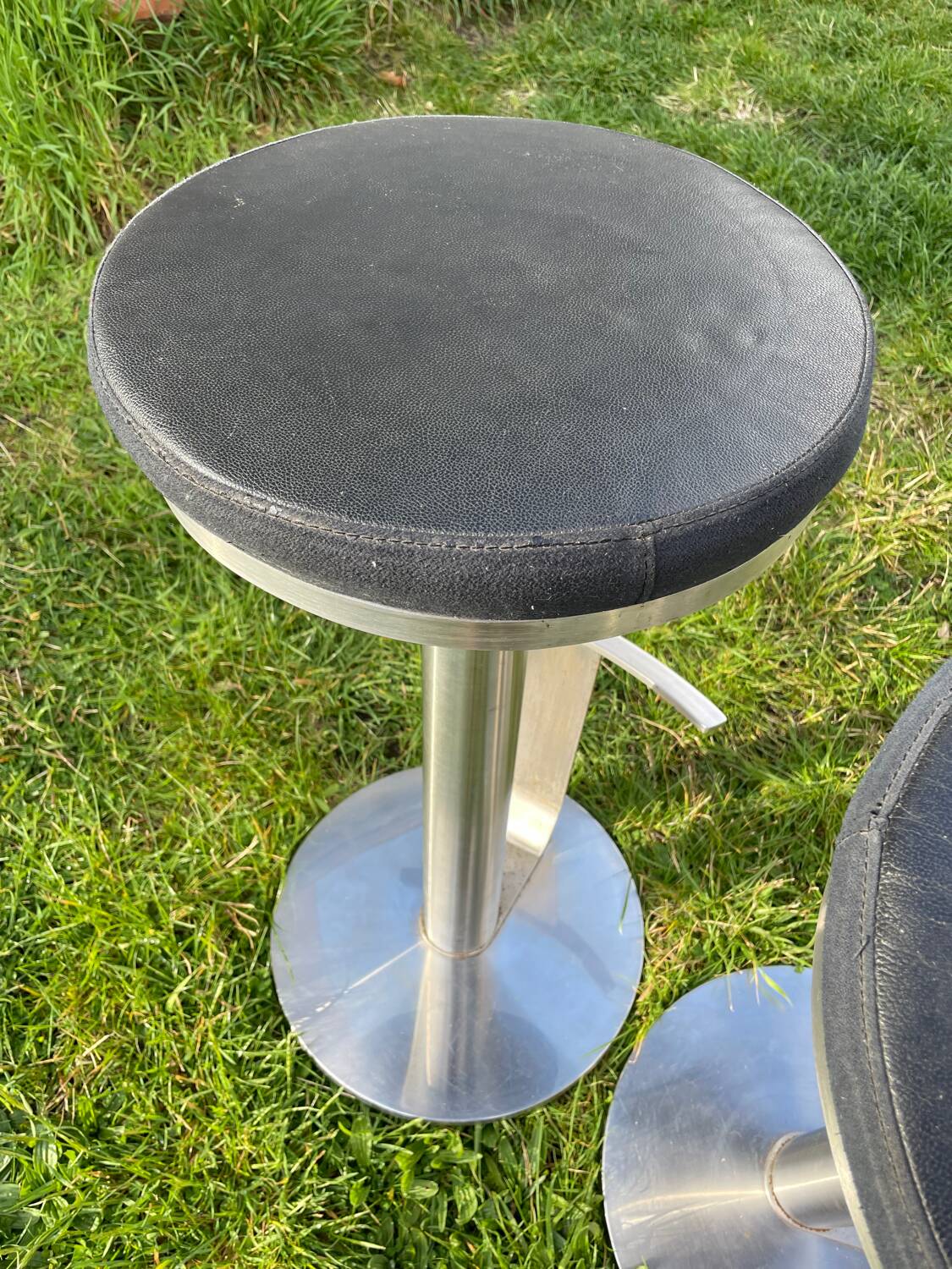 Tabourets de bar en inox et cuir noir