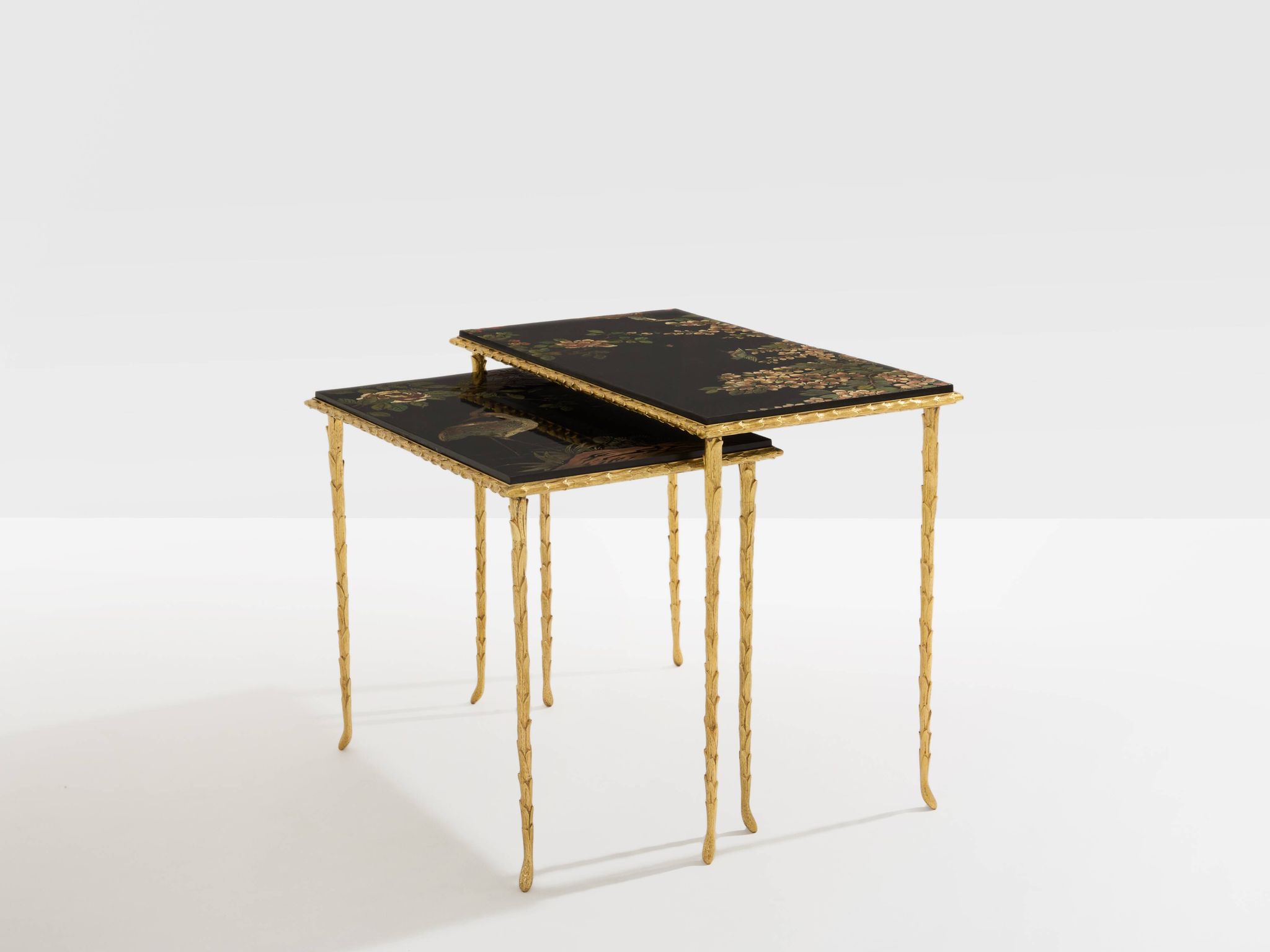 Tables d’appoint feuillage bronze doré laque de Chine Maison Baguès 1950