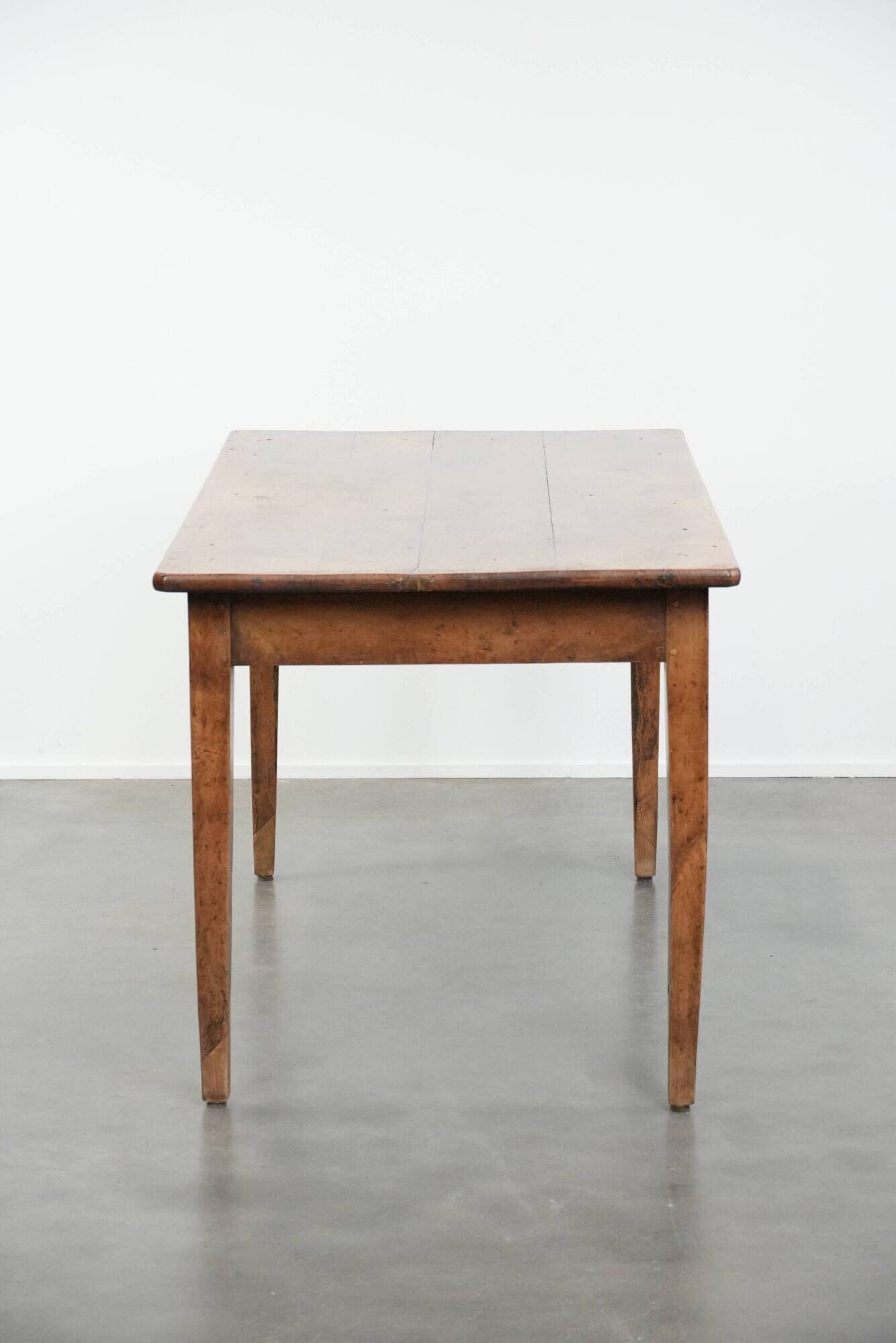French dining table made of fruitwood from the early 19th century