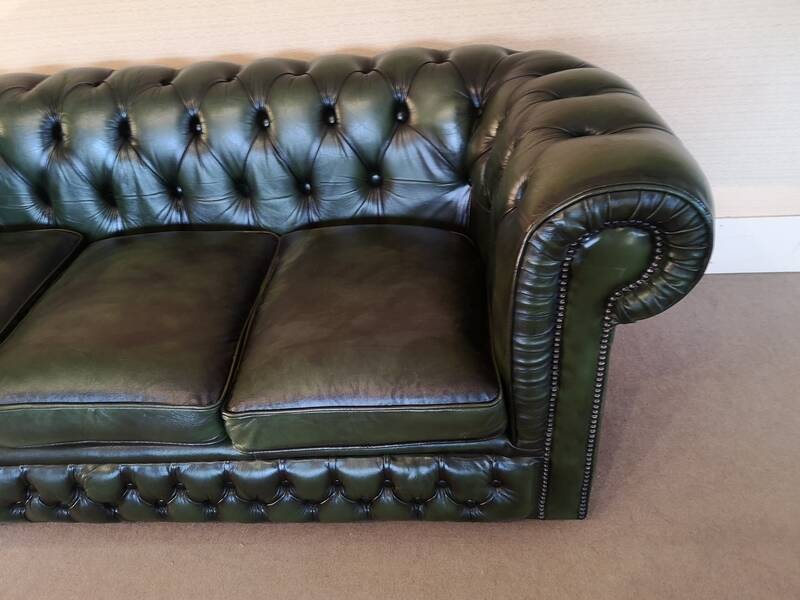 Canapé Chesterfield cuir vert trois places