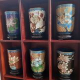 Cups cloisonné flower motifs (12) in its wooden shelf