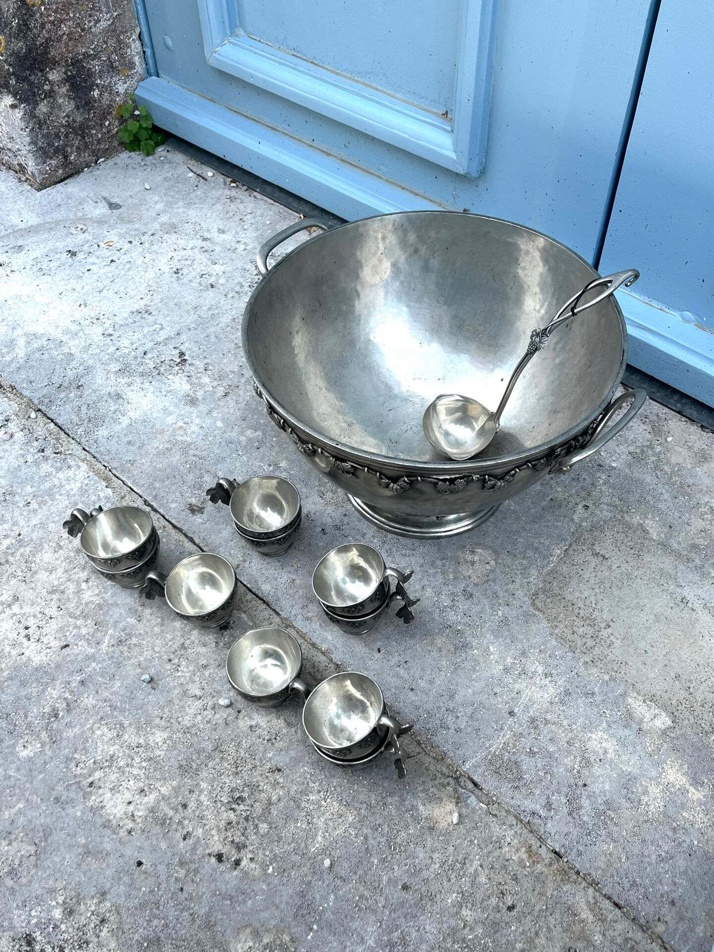 French pewter punch bowl set with 10 cups and ladle – grapevine Etain