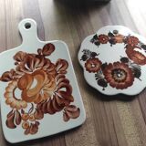 Ensemble en céramique d'un dessous de plat et d'une planche à découper vintage