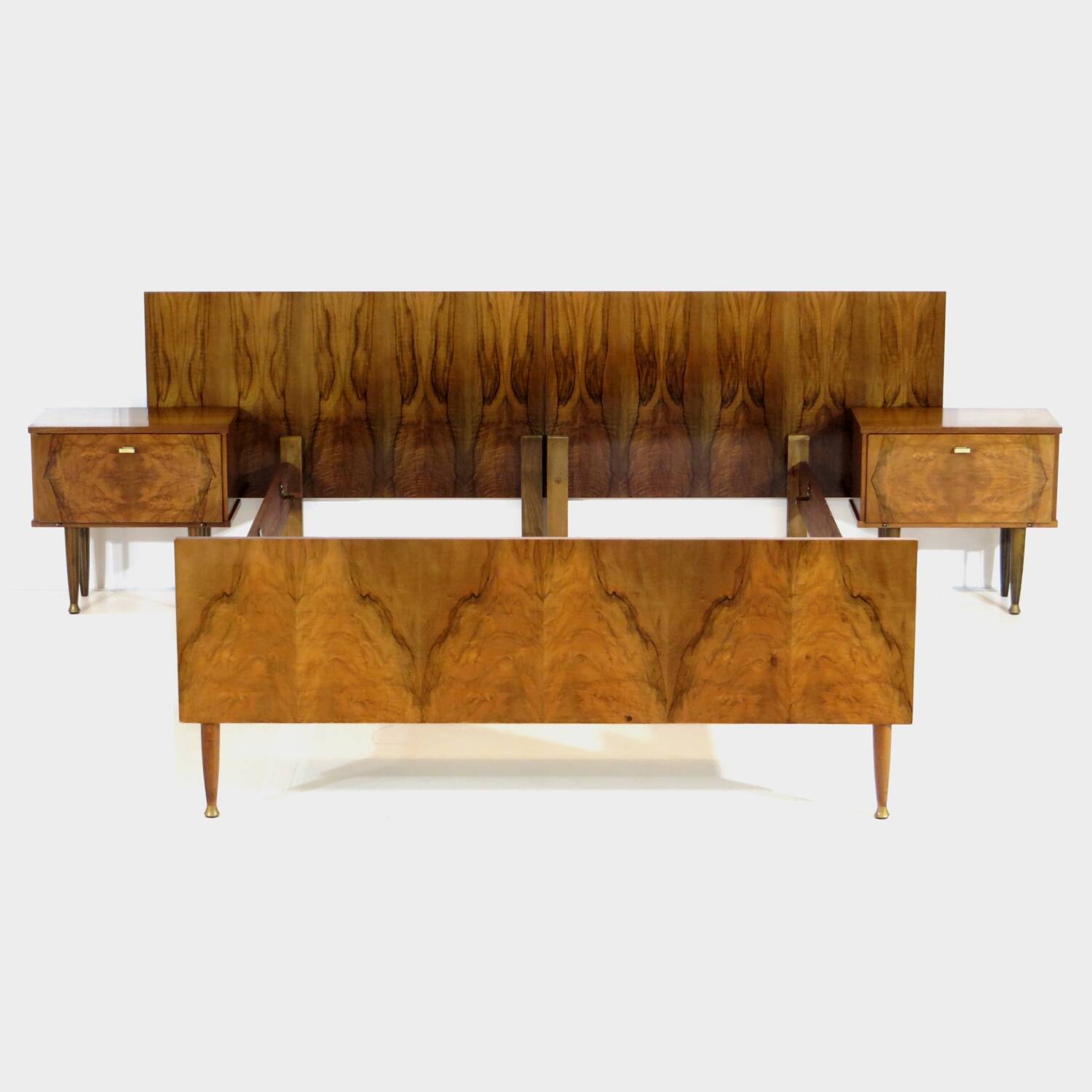 Lit double et tables de nuit en noyer, années 1960