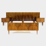 Lit double et tables de nuit en noyer, années 1960