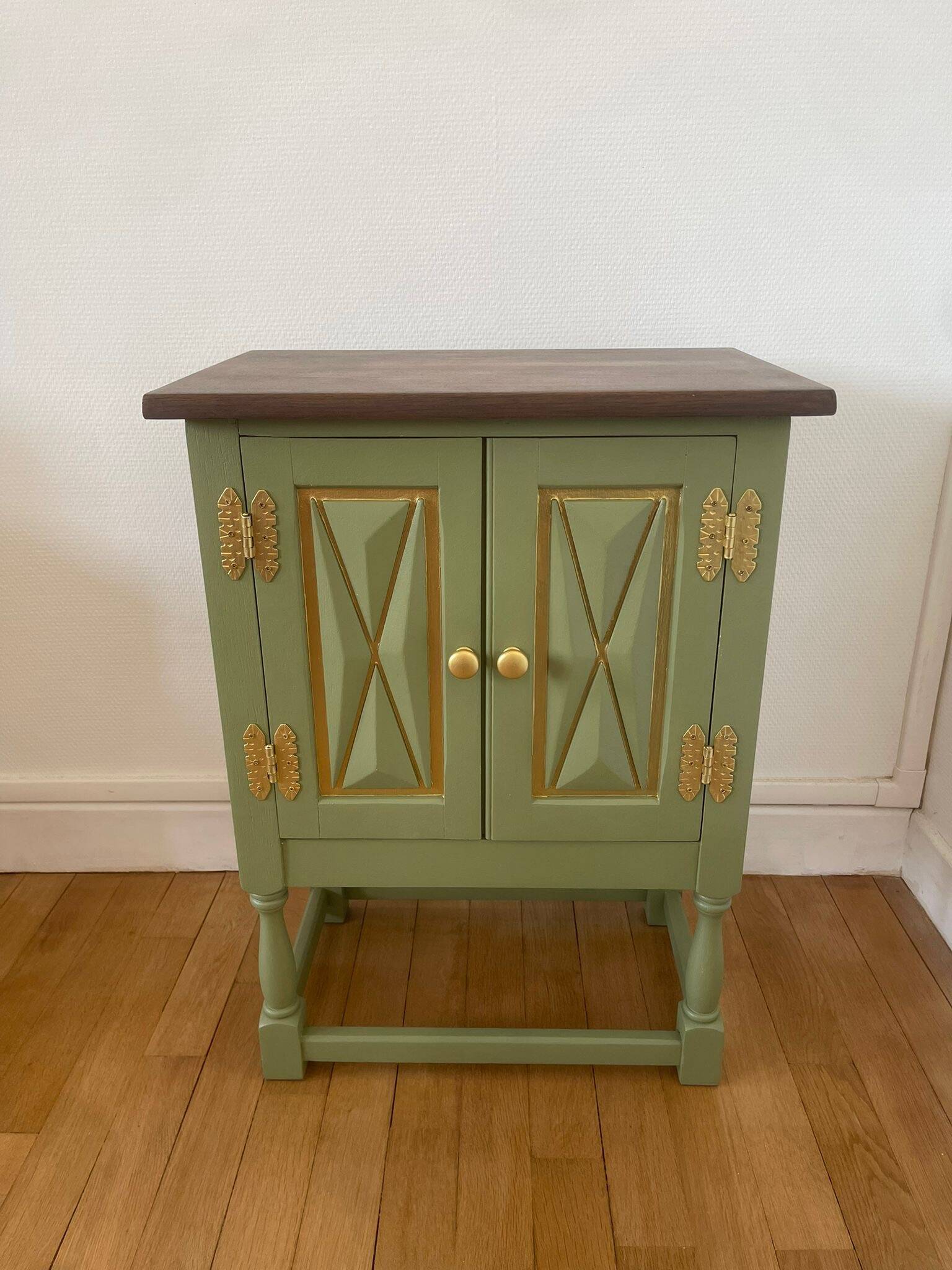 Small renovated vintage piece - chic country style