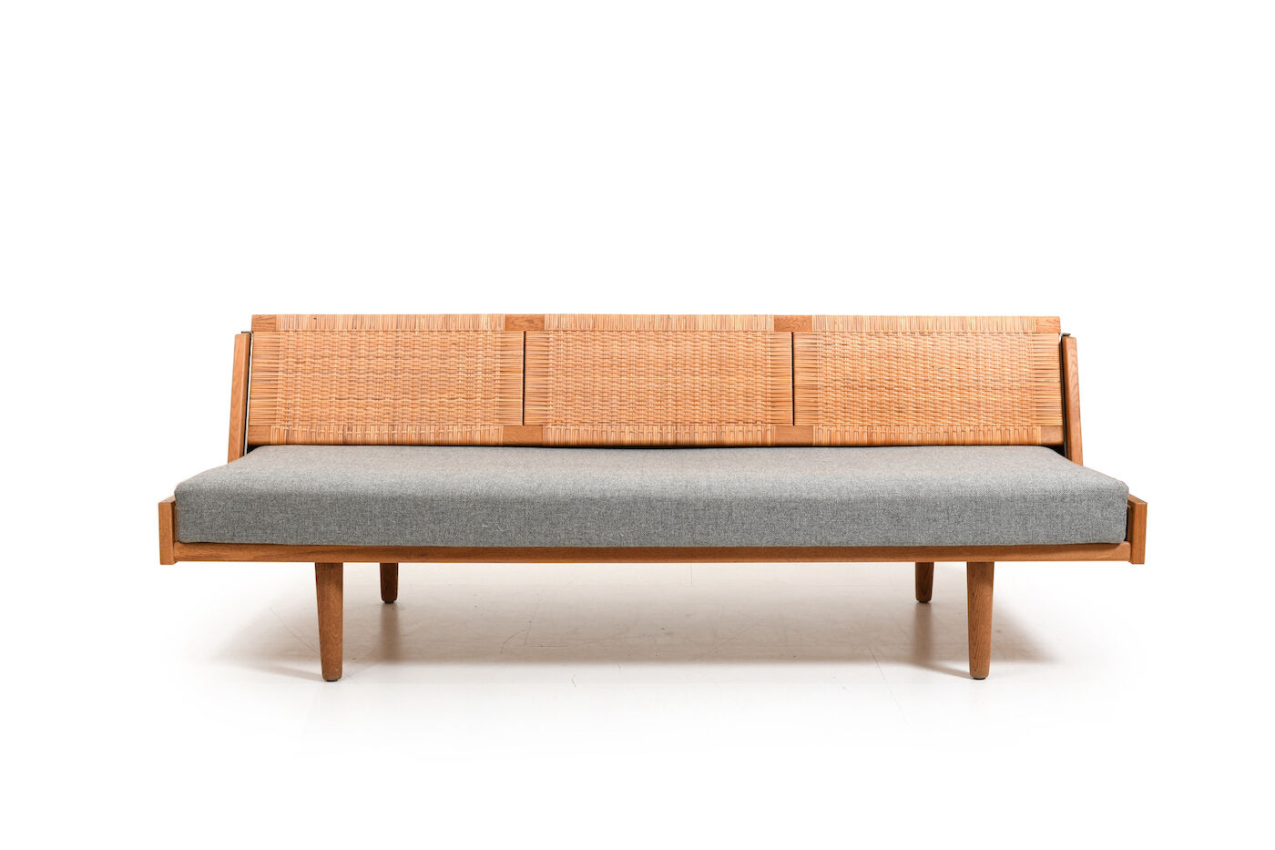 Daybed GE-258 en chêne et canne par Hans J. Wegner