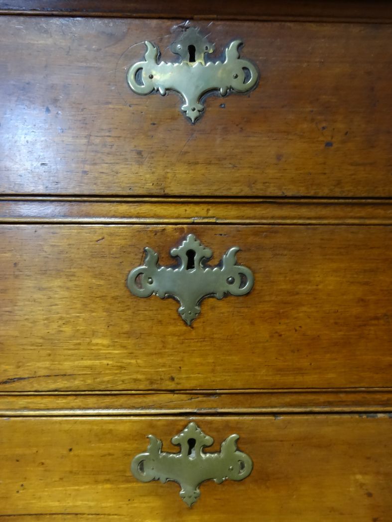 Late 18th century chest of drawers in light mahogany