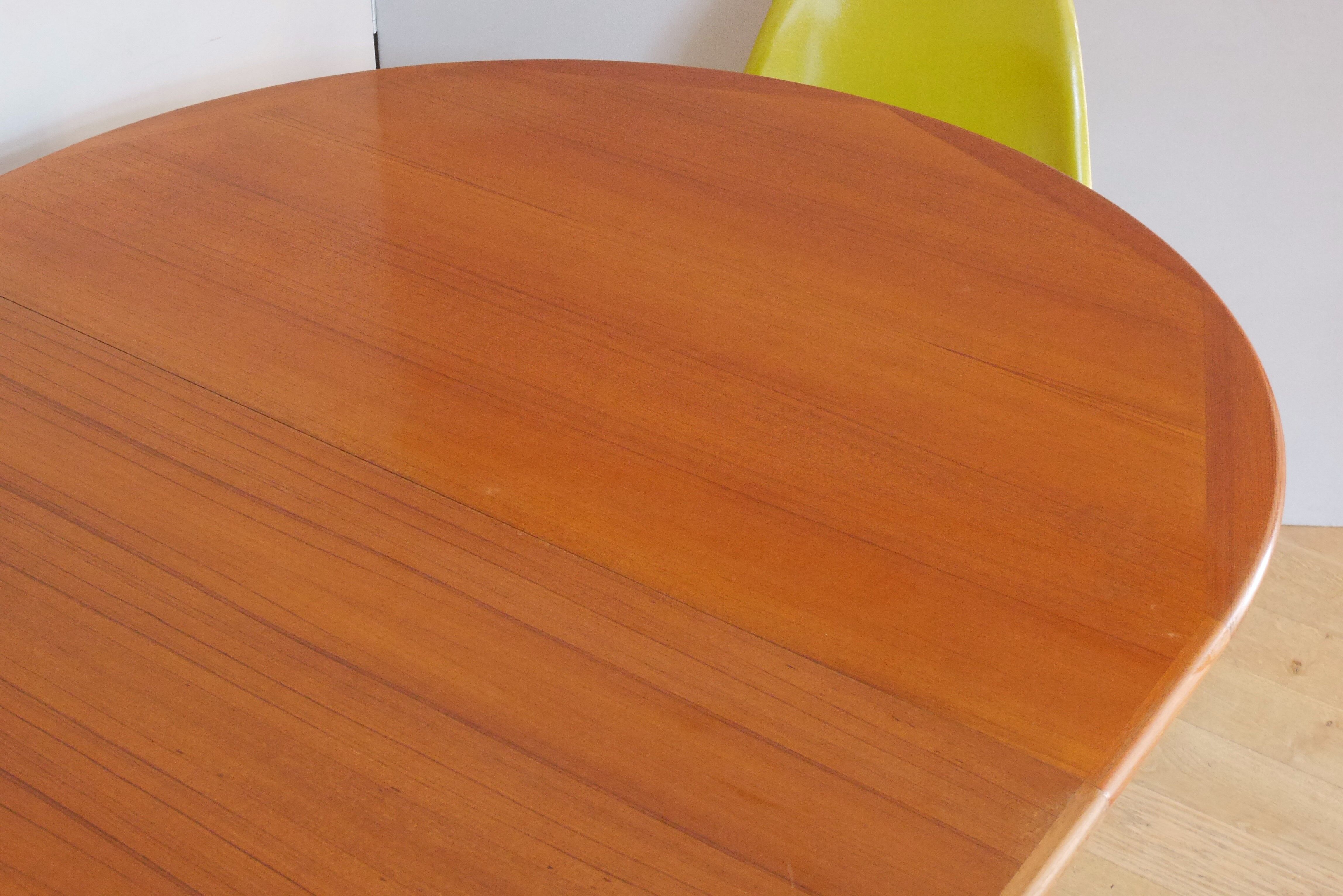 Scandinavian oval table in teak 2 60s extensions