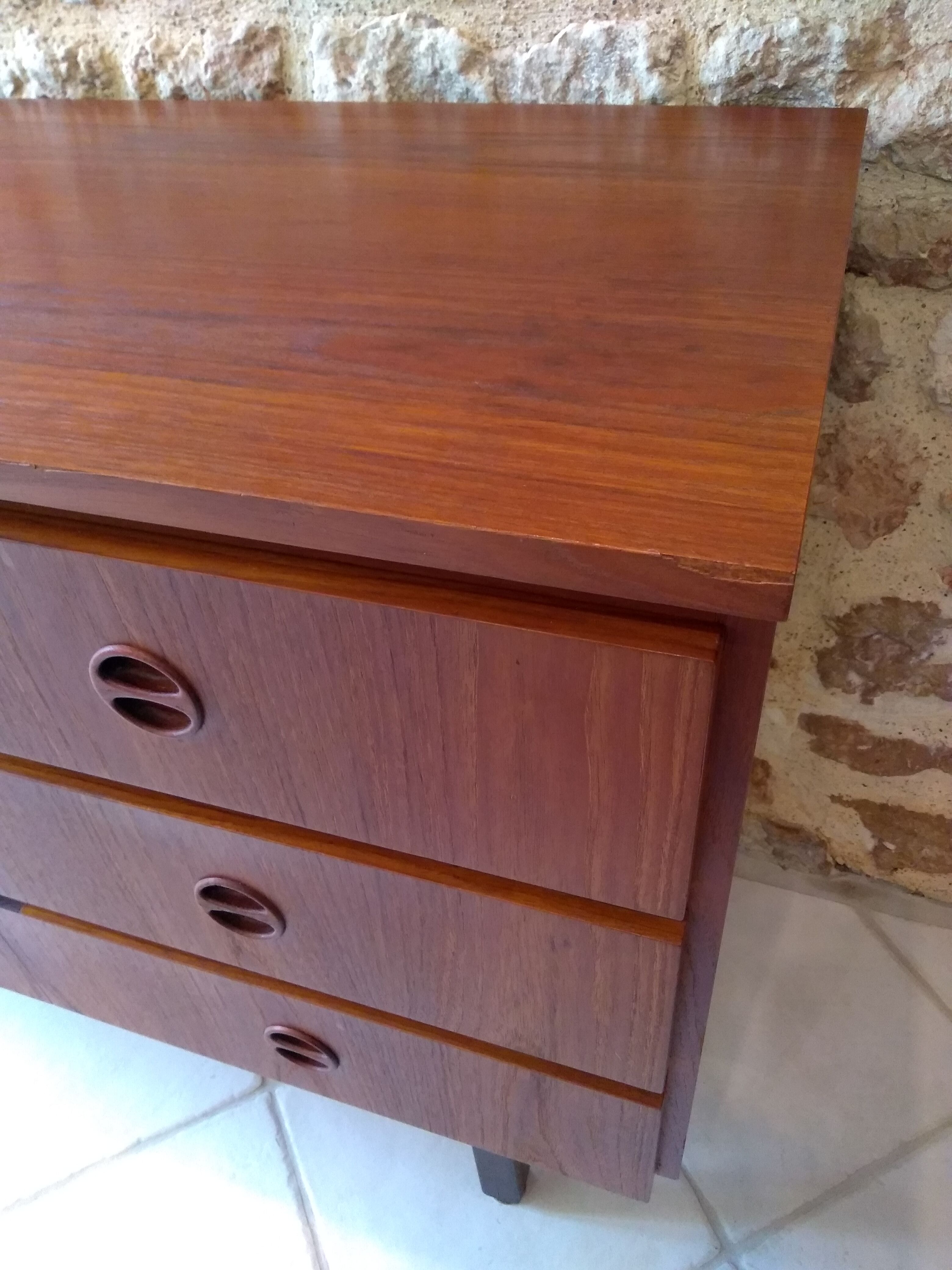 Scandinavian commodus/hairdresser