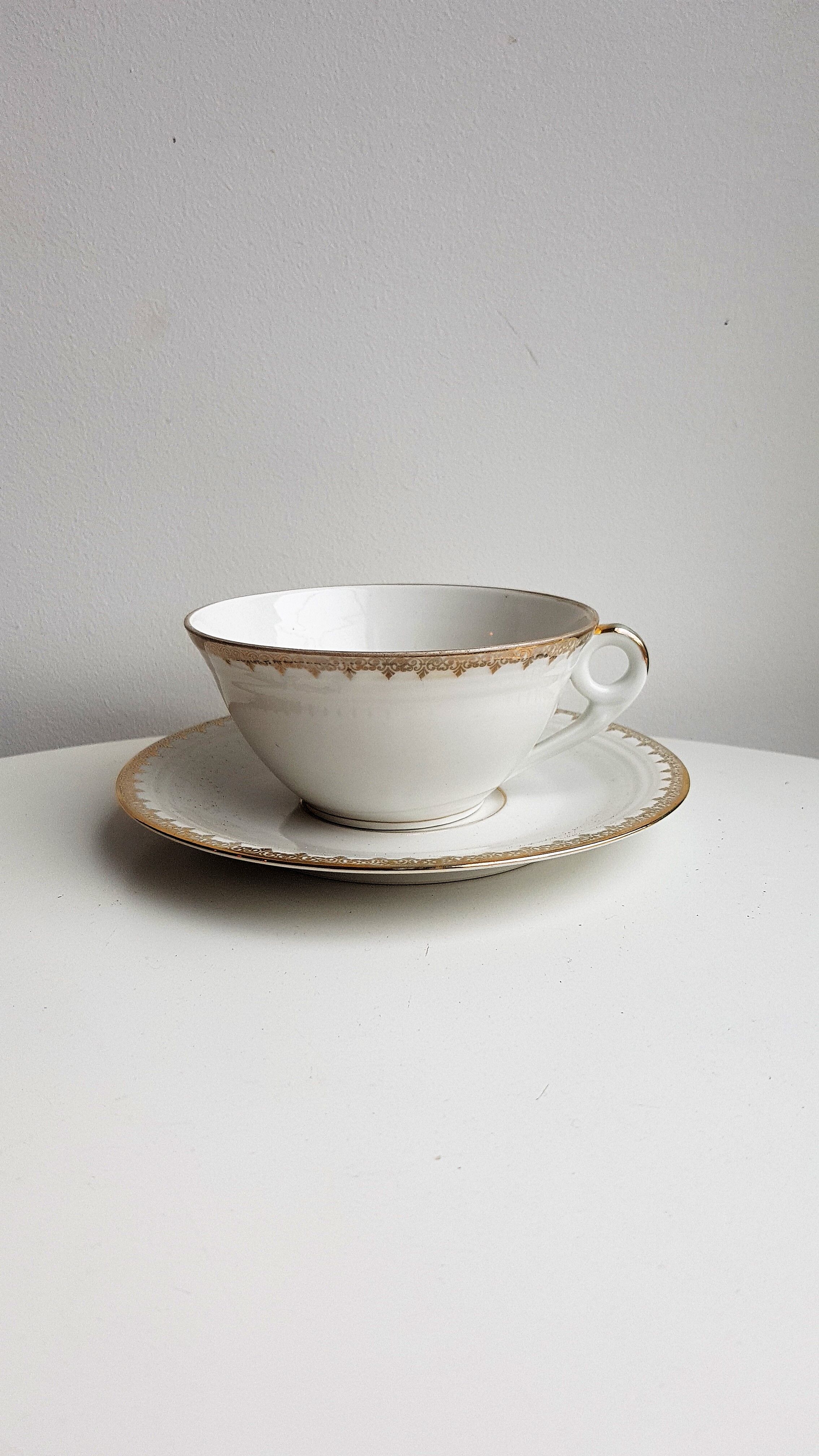 Series of 4 cups and saucers in white porcelain