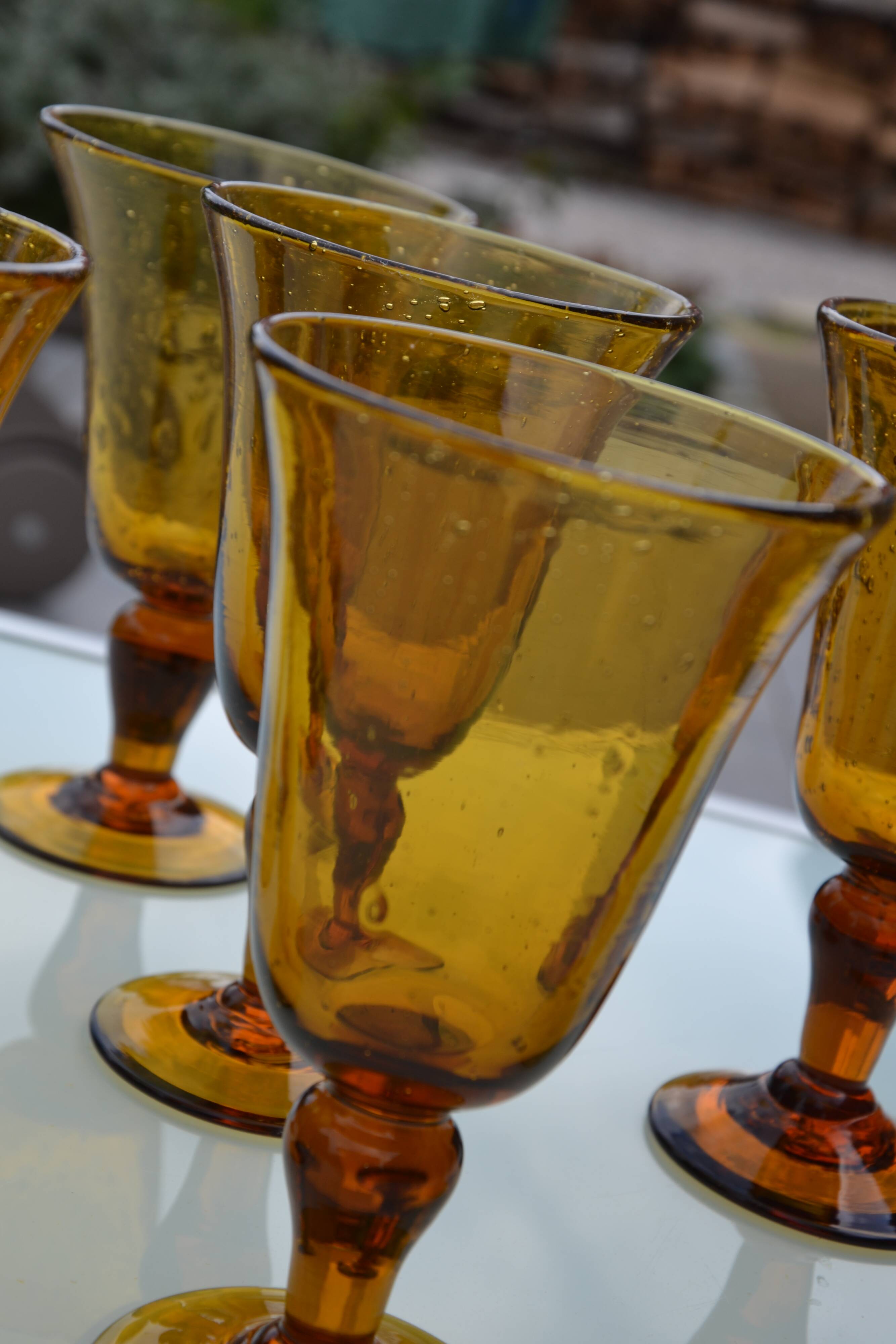 8 verres en verre ambré Biot