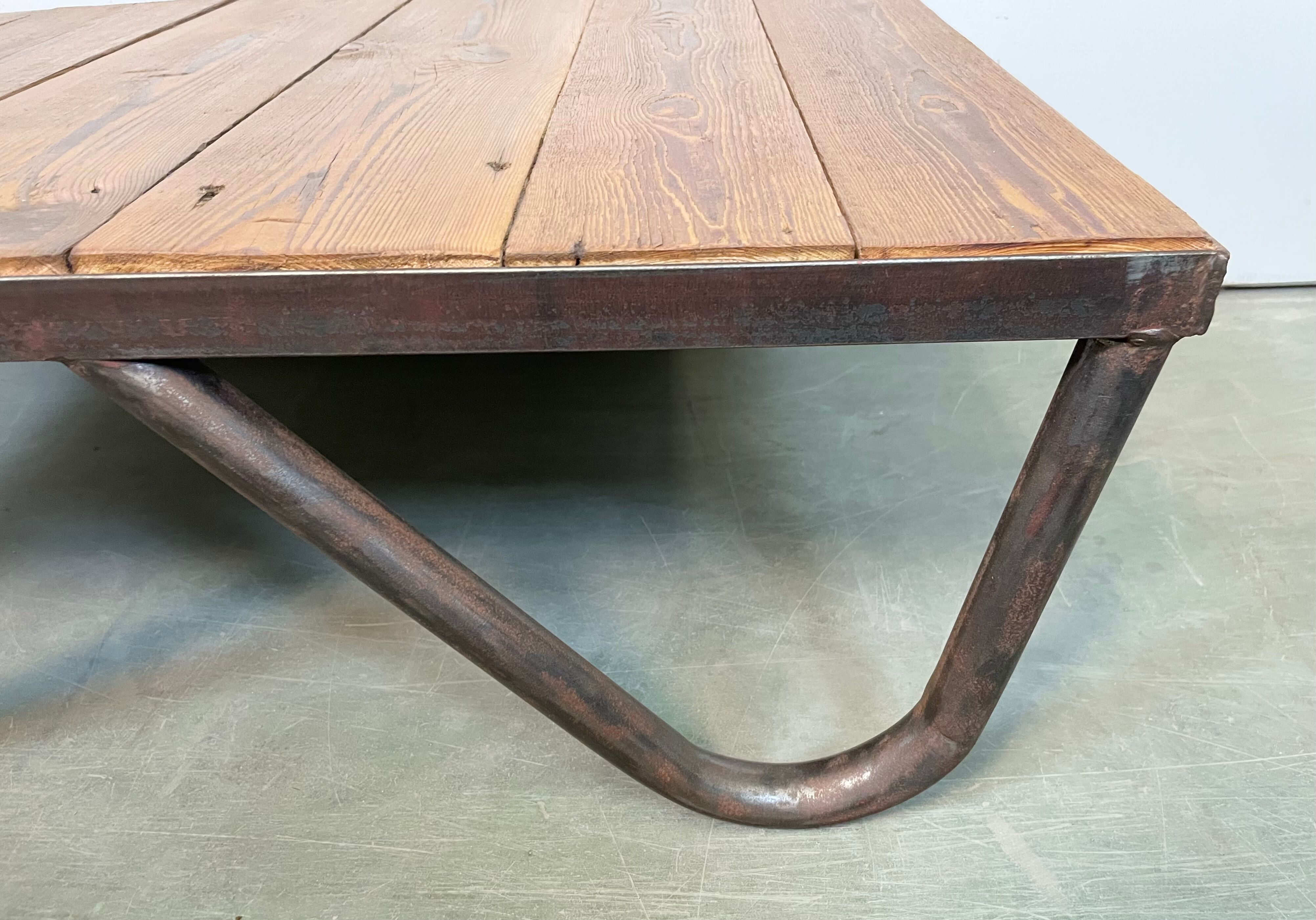 Table basse industrielle, années 1960