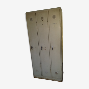 Factory locker room 3 doors round edge