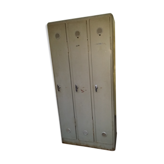 Factory locker room 3 doors round edge