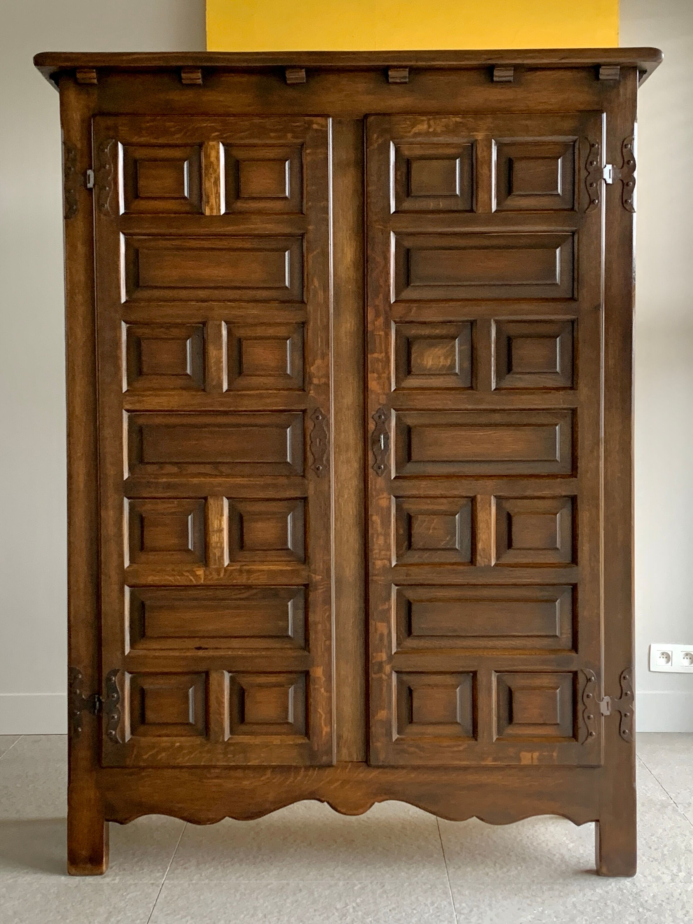 Spanish brutalist cabinet in solid oak, 1940s