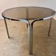 Table ronde vintage tubulaire en métal et verre fumé design année 70