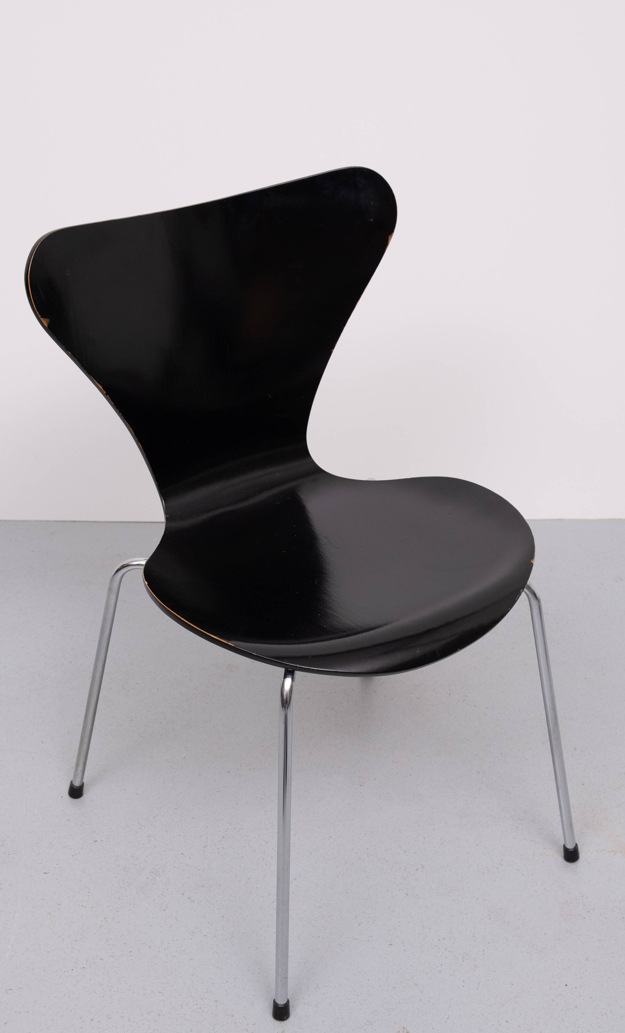 Vintage set of 3107 butterfly chairs designed by Arne Jacobsen for Fritz Hansen.
