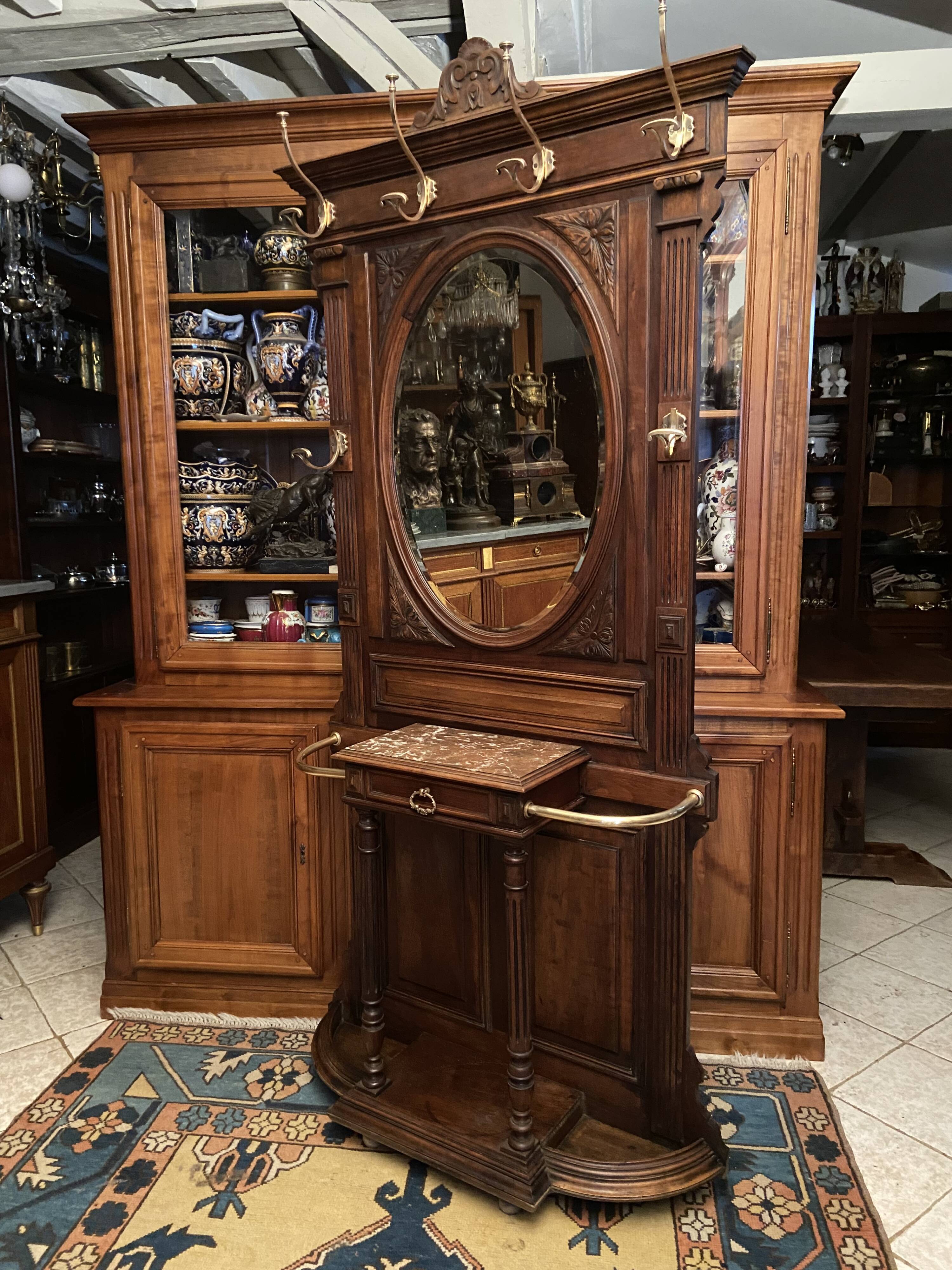 Porte-manteau de vestibule en noyer massif avec miroir ovale et patères en bronze