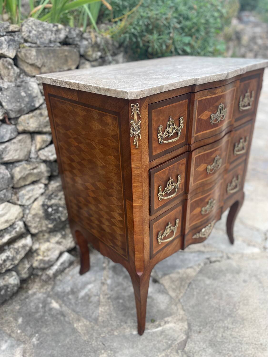 Petite commode en Marqueterie à Ressaut central Époque XIX eme siècle