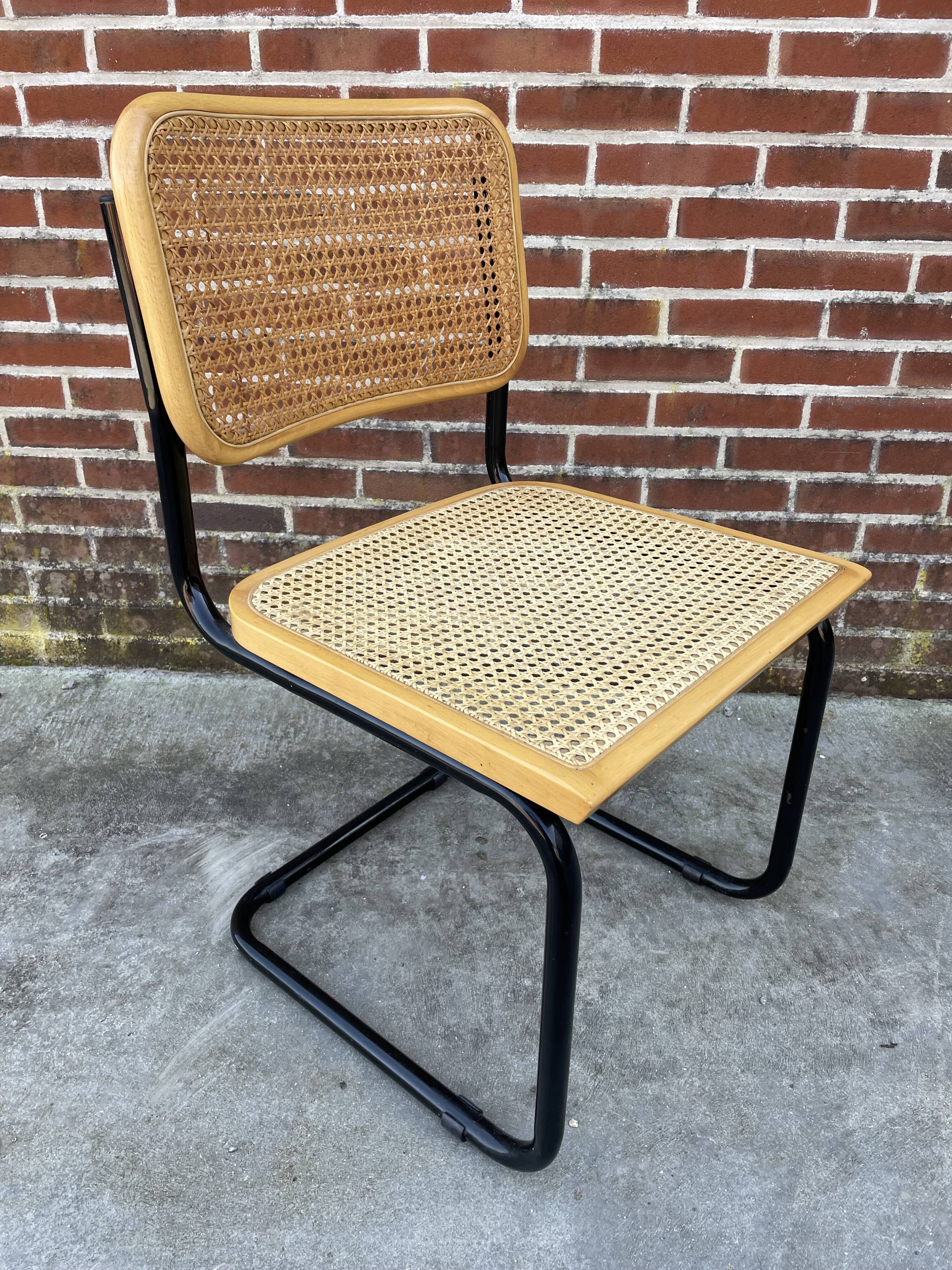 Chaise design Cesca modèle b32 en noir