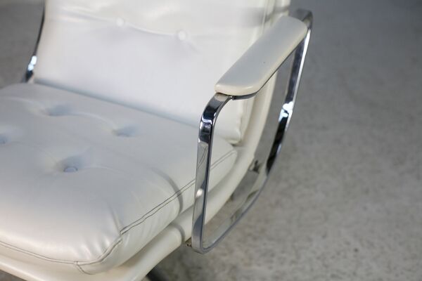 Fauteuil ''space age'' acier et simili-cuir pivotant France, années 70