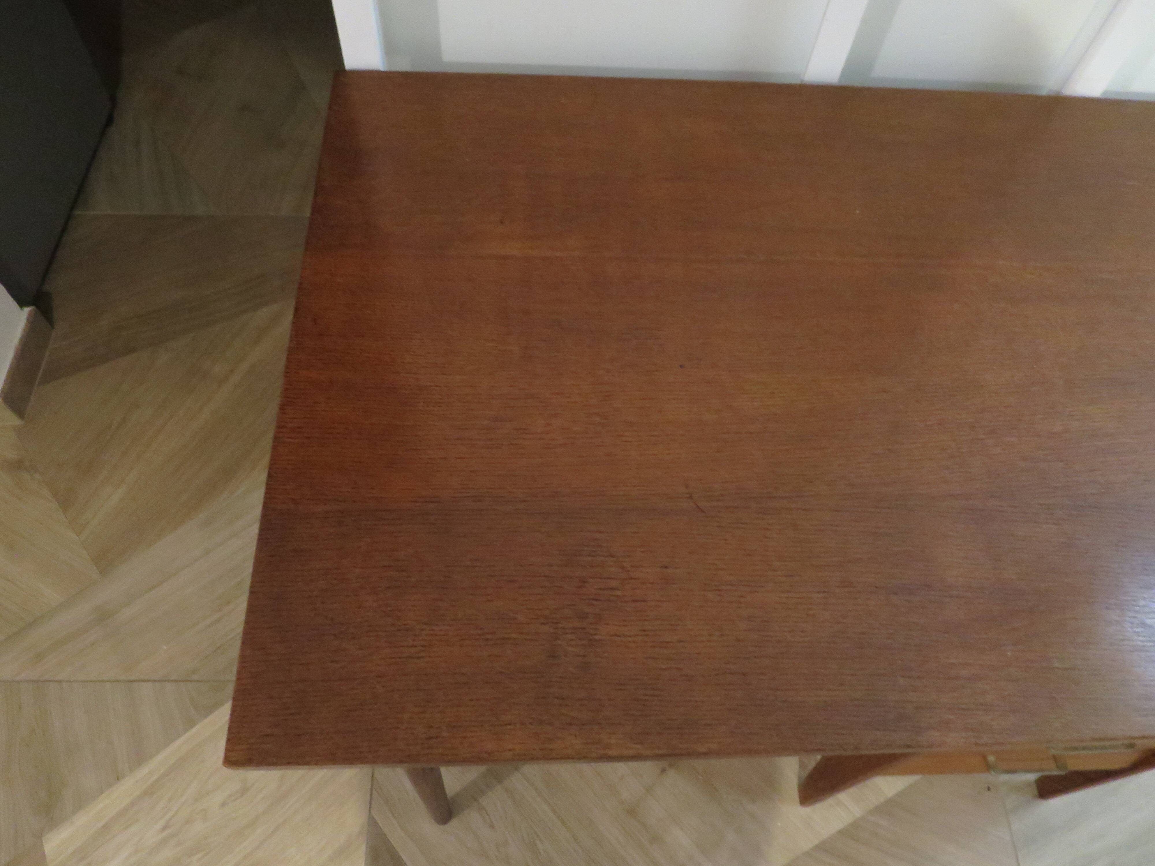 Beautiful vintage desk from the 70s - oak color - 5 drawers and 1 key - Scandinavian style