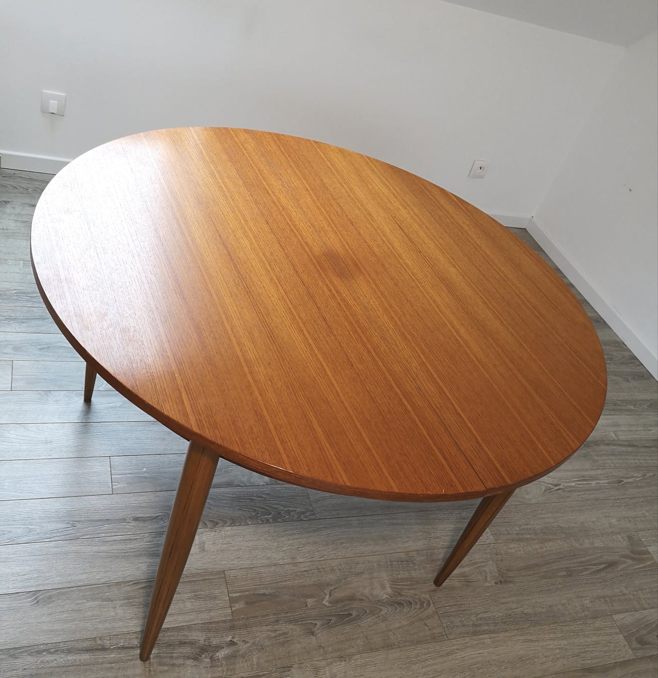 Scandinavian round table