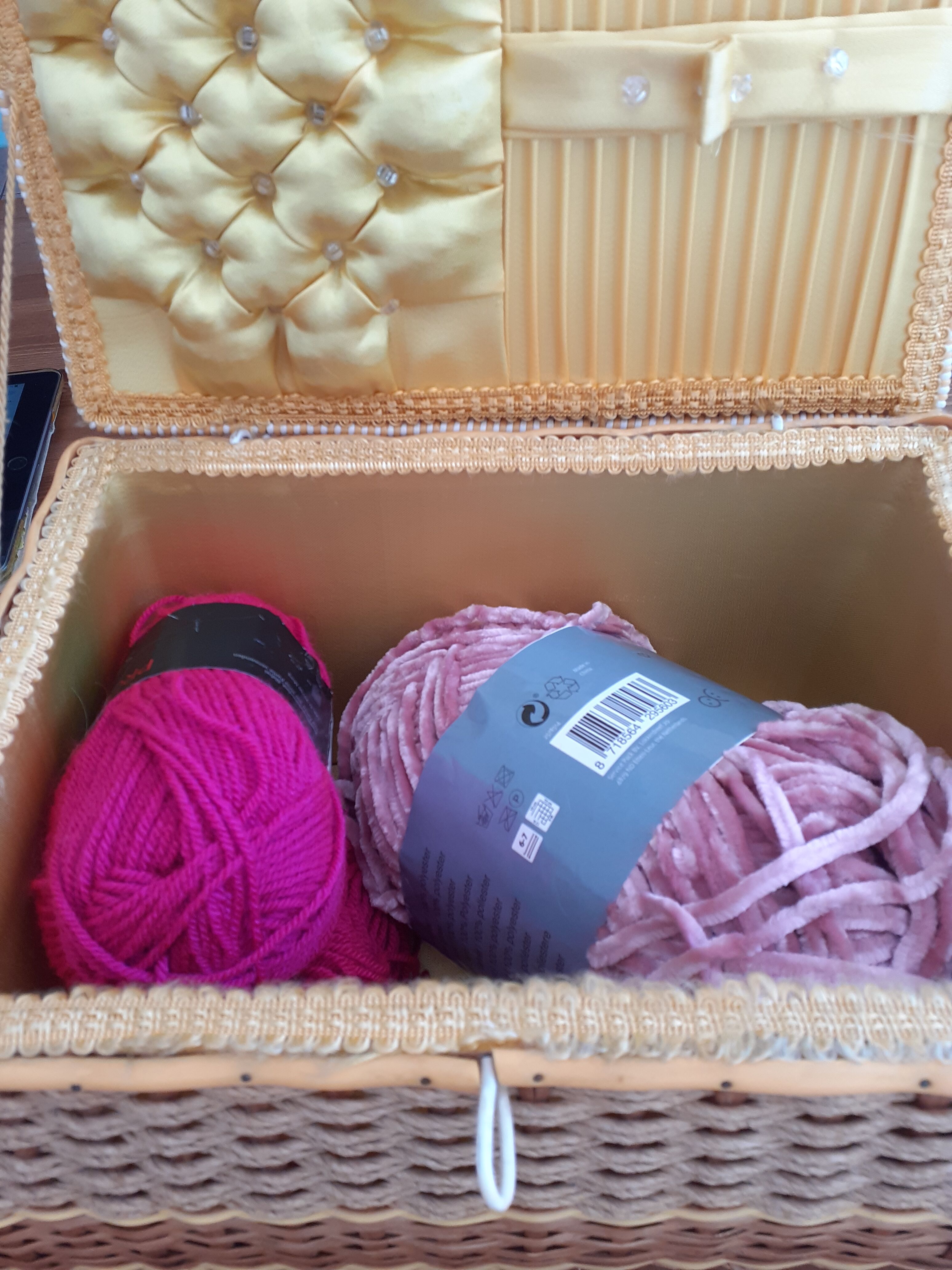 Boîte à couture en osier et scoubidou