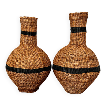 Lot de deux paniers-jarres tressés en fibres naturelles