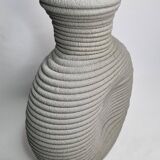 Vase brutaliste en ciment texturé