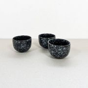 Tasses en céramique noire et grise
