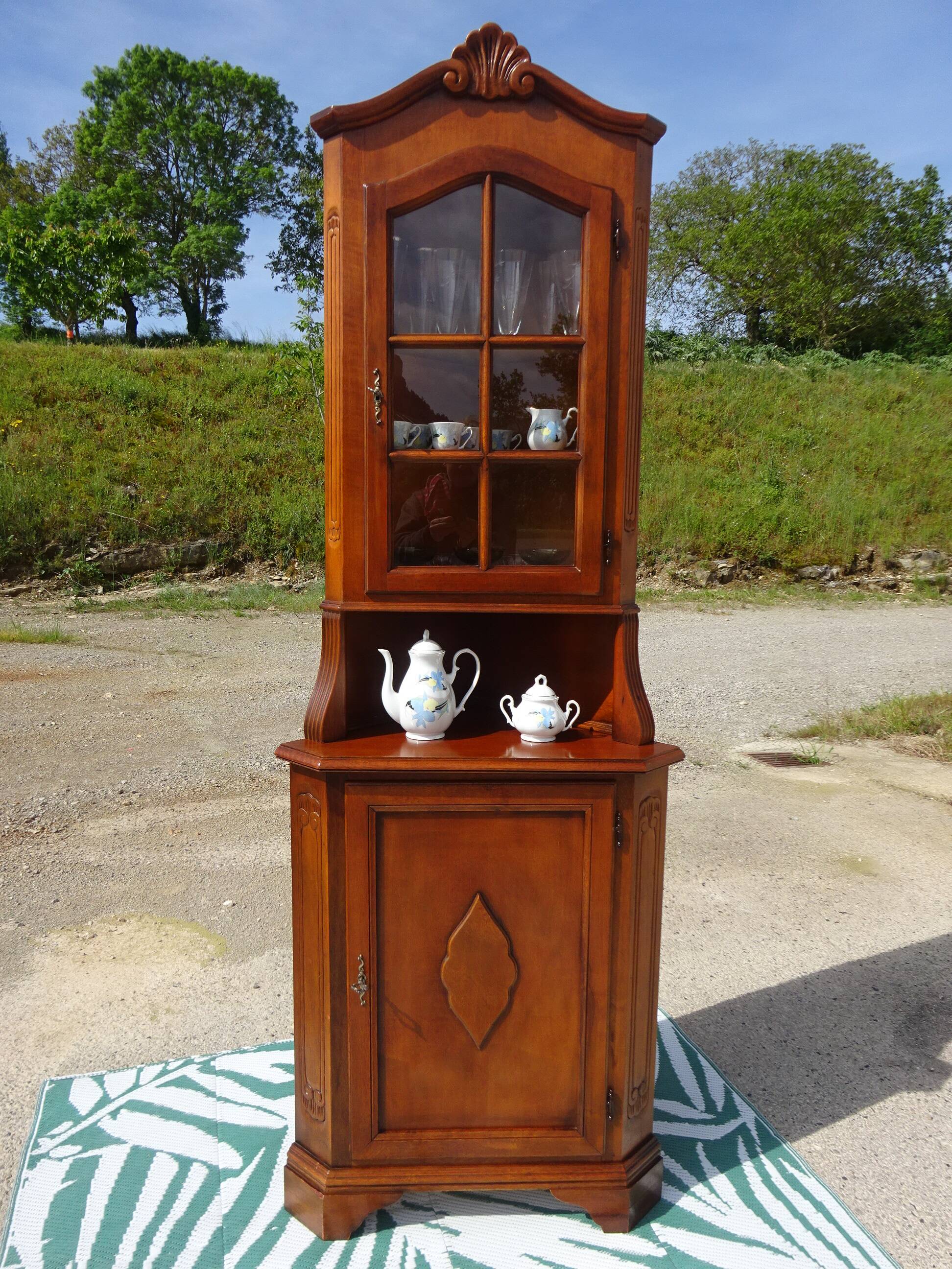 Corner two-body sideboard