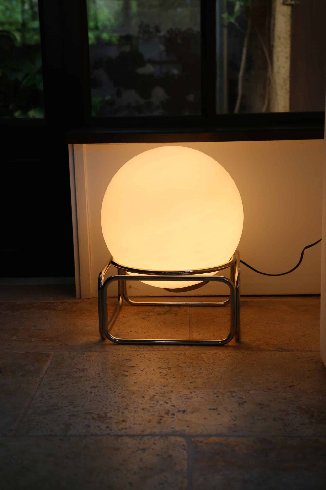 Lampe globe opaline chrome vintage