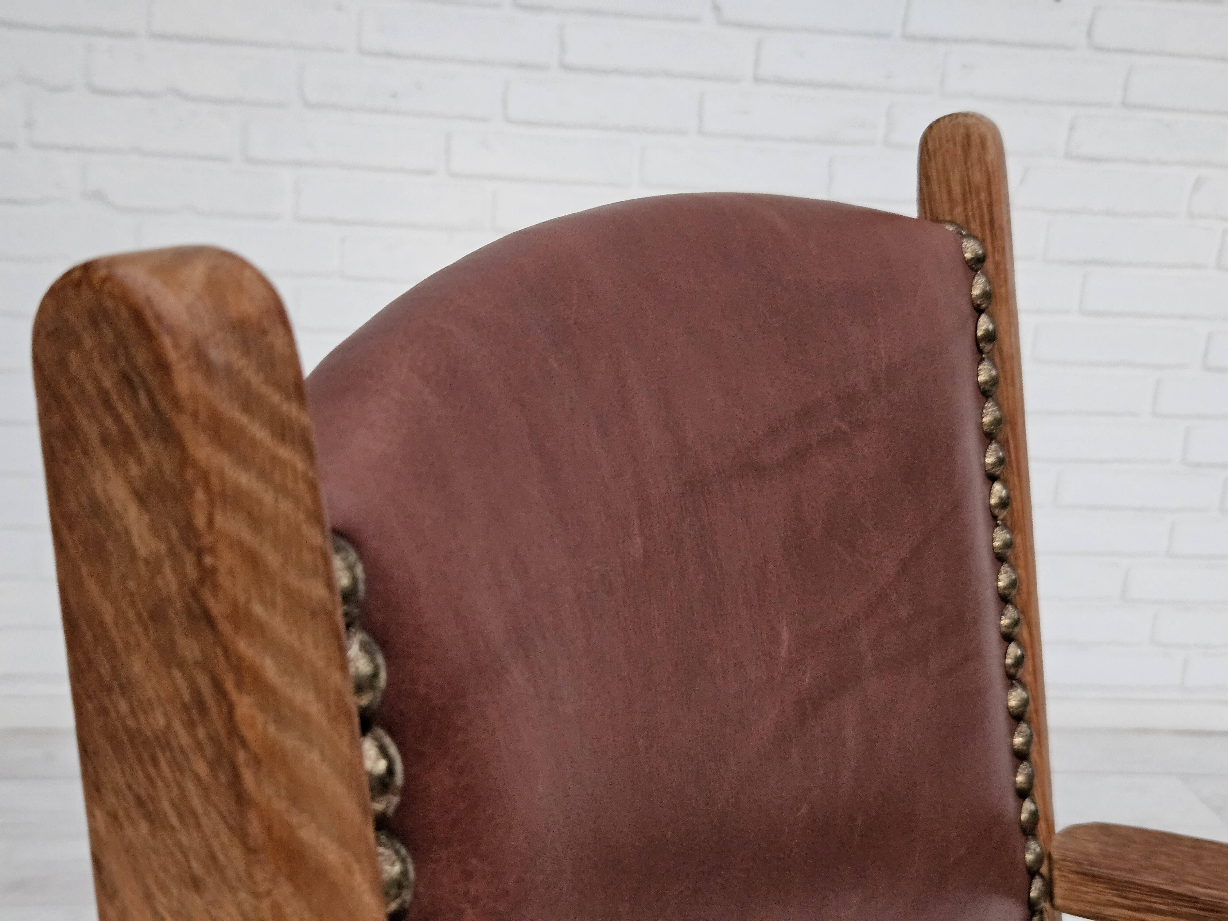 Années 1950, design danois, fauteuil retapissé, cuir marron naturel, bois de chêne.