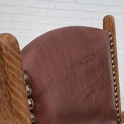 Années 1950, design danois, fauteuil retapissé, cuir marron naturel, bois de chêne.