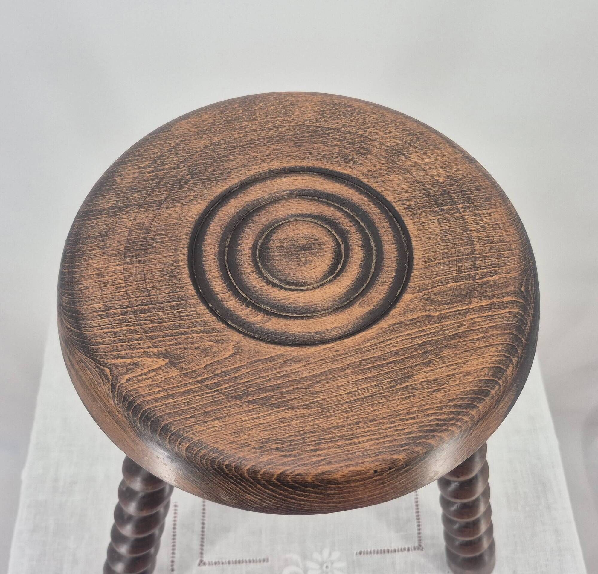 Tabouret brutaliste tripode en bois massif tourné