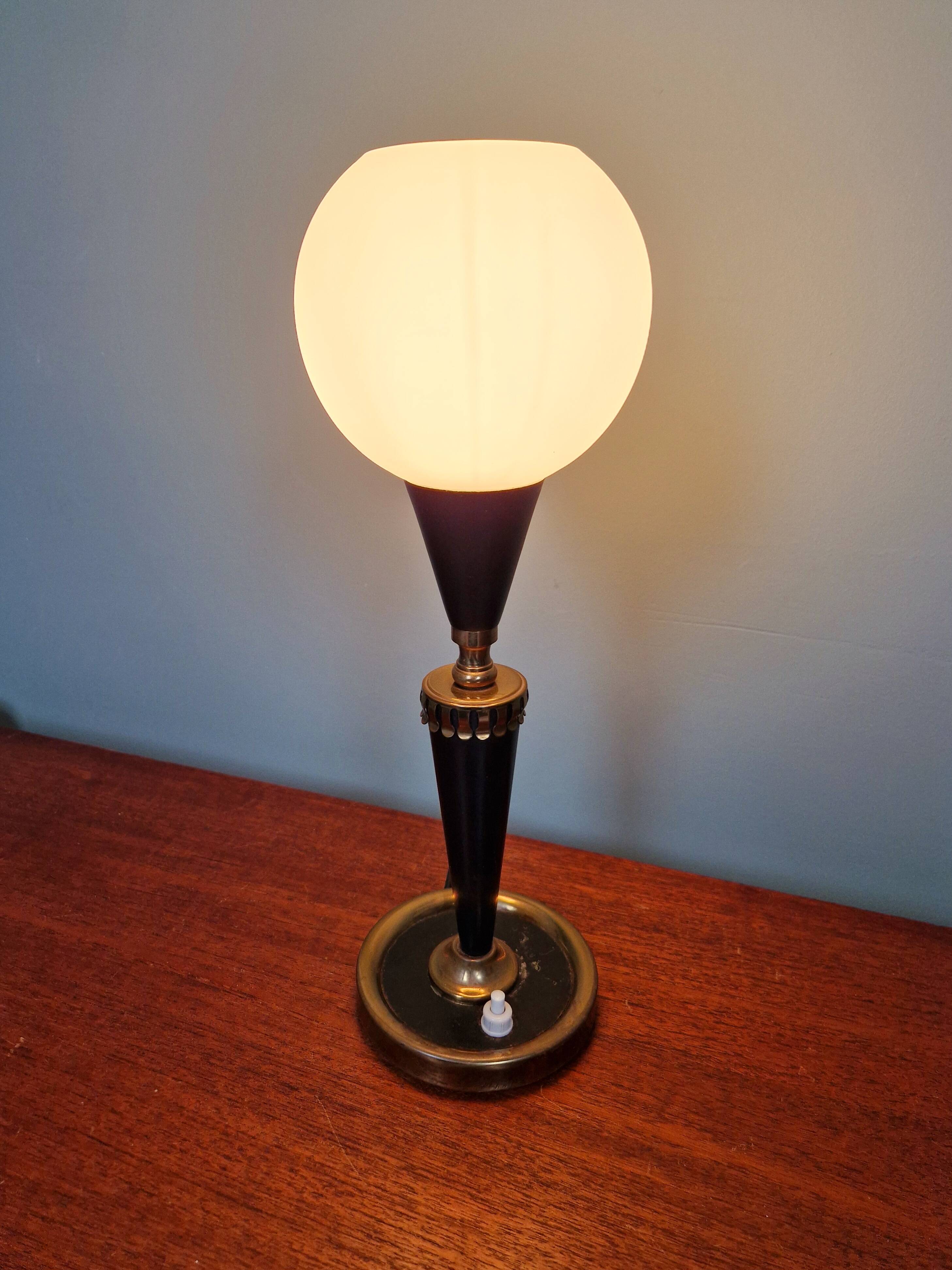 Lampe de table en métal laqué noir et verre satiné blanc, années 1950