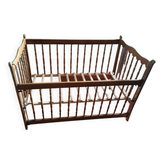 Lit pour enfant en bois avec paroie à glissière.
