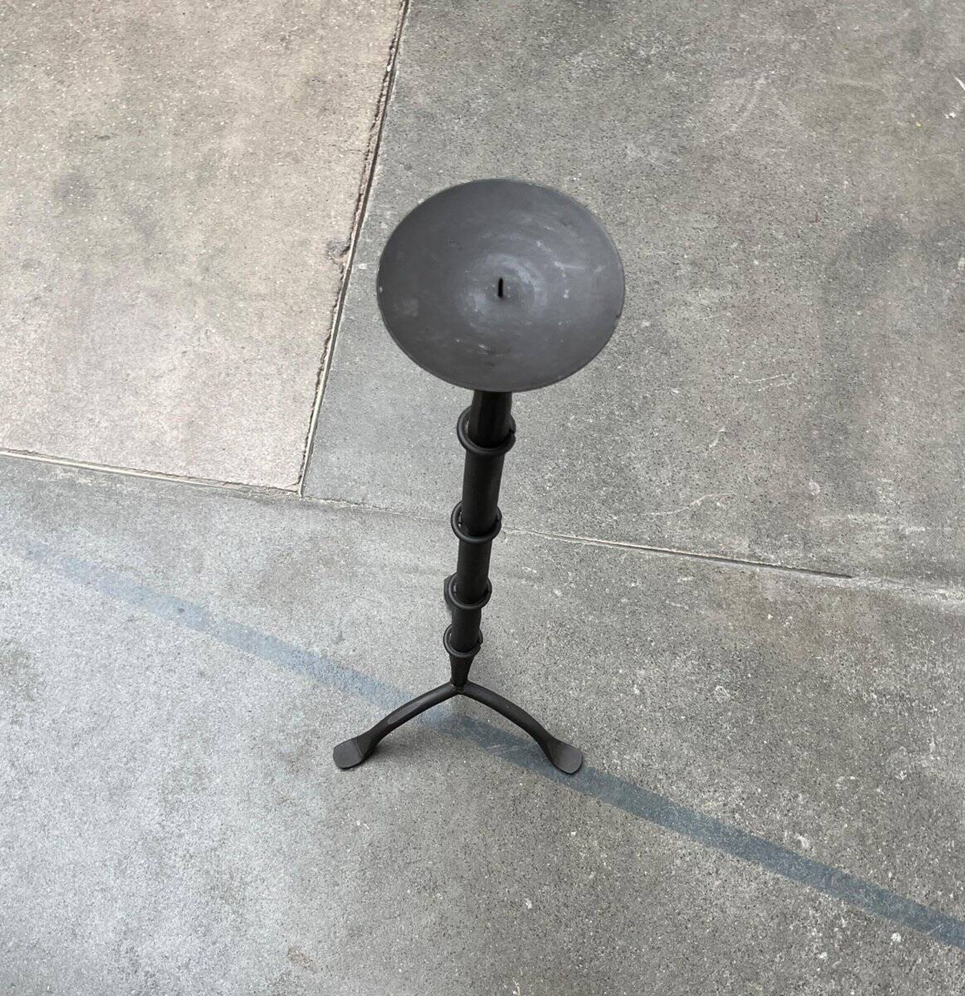 Large tripod candlestick in brutalist wrought iron, mid-century, 1960s.