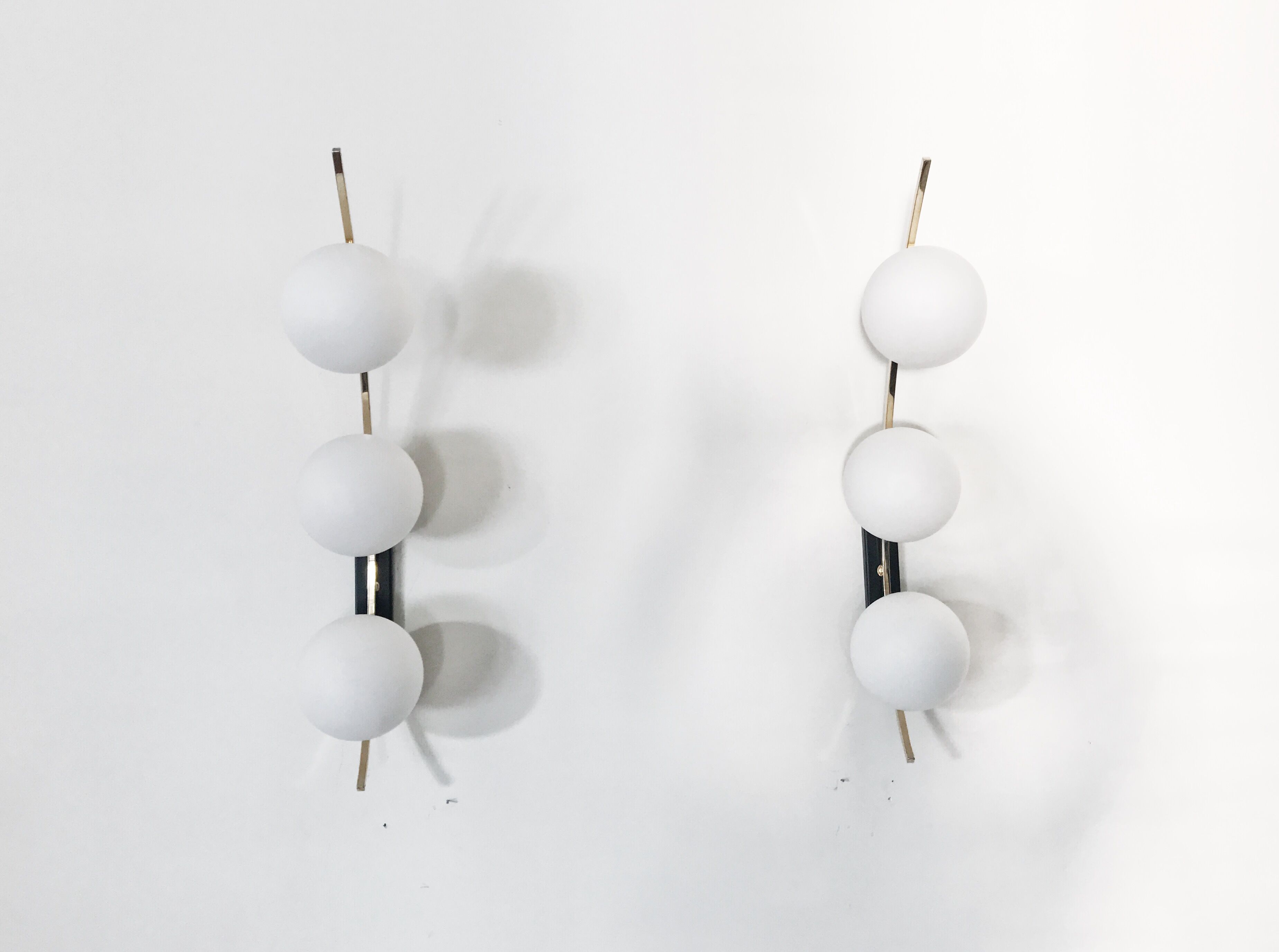 Paire d’appliques sobre et épurée de la Maison Lunel 1960s